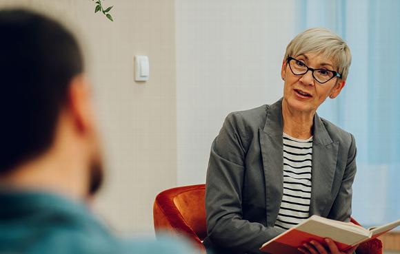 phycologist interviewing client